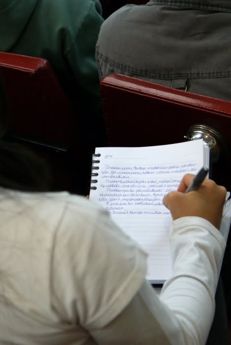 Semana Nacional de C&T 2 Alunos tomam nota da palestra que servirá de base para a criação das HQs