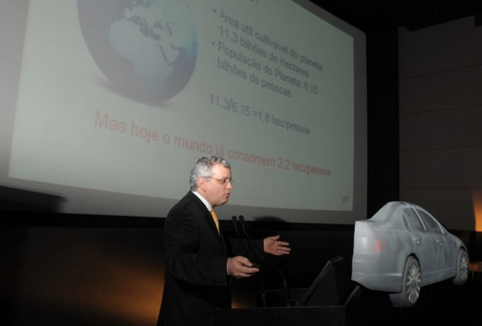 Oliveira fala aos jornalistas: importância da sustentabilidade nos projetos de engenharia