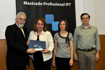 Da esq. para a direita: Marcio Nahuz, Ana Maria Ribeiro e os professores Katia Canil e Eduardo Machado