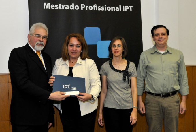 Da esq. para a direita: Marcio Nahuz, Ana Maria Ribeiro e os professores Katia Canil e Eduardo Machado