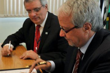 João Fernando Gomes de Oliveira, presidente do IPT, e José Max Reis, presidente da Dersa, assinam cooperação técnica