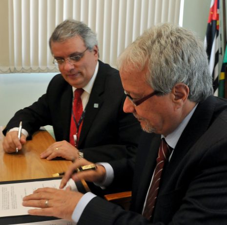 João Fernando Gomes de Oliveira, presidente do IPT, e José Max Reis, presidente da Dersa, assinam cooperação técnica