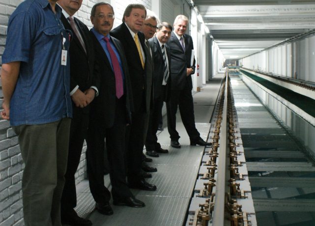 Visitantes conhecem tanque de provas do laboratório de hidrodinâmica do IPT