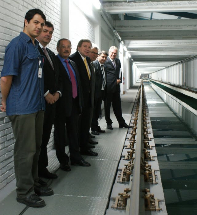 Engenharia alemã 1 Visitantes conhecem tanque de provas do laboratório de hidrodinâmica do IPT