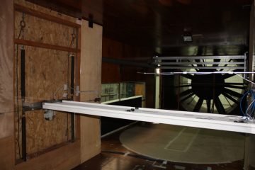 Modelo do tabuleiro da ponte montado no túnel de vento simula as condições reais