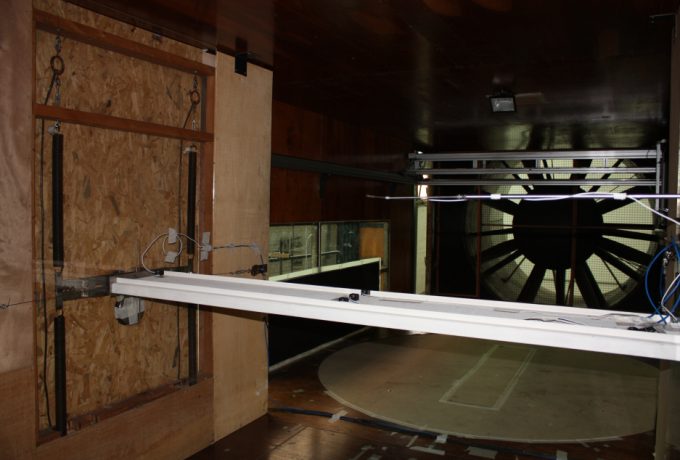 Modelo do tabuleiro da ponte montado no túnel de vento simula as condições reais