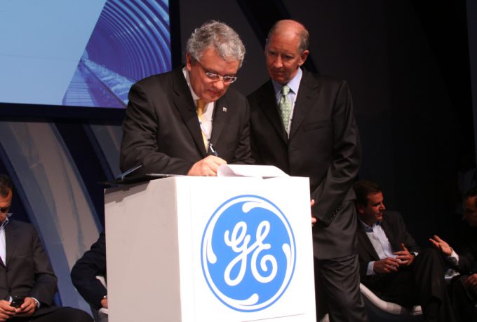 João Fernando Gomes de Oliveira (à esq.) e Kenneth Herd, líder do Centro de Pesquisas Global da GE no Brasil, na assinatura do acordo