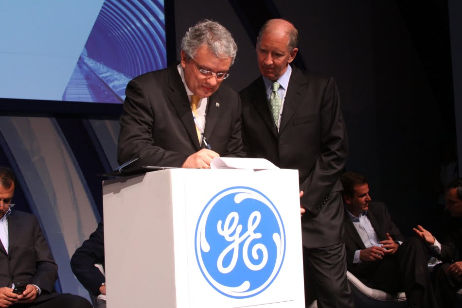 Tecnologias mais verdes 1 João Fernando Gomes de Oliveira (à esq.) e Kenneth Herd, líder do Centro de Pesquisas Global da GE no Brasil, na assinatura do acordo