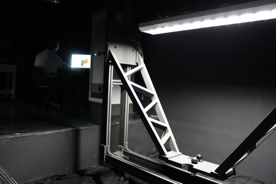 Goniofotômetro: sensor em estrutura com movimento circular mede campos de iluminação