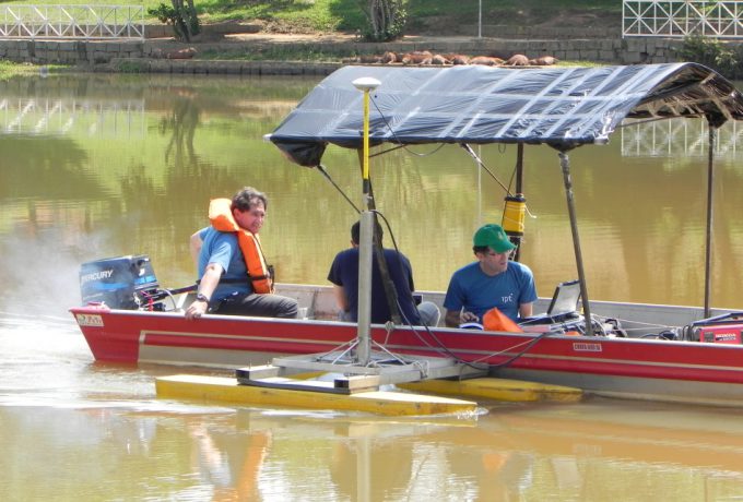 Estrutura de aço com catamarã foi desenvolvida em uma parceria IPT-Instituto Oceanográfico para uso no lago