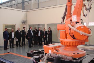 Representantes do Núcleo de Inovação da Cadeia de Suprimentos conheceram o sistema automatizado com braço robótico do CNaval