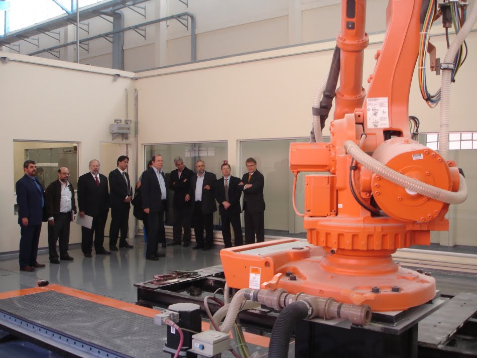 Desenvolvimento naval 1 Representantes do Núcleo de Inovação da Cadeia de Suprimentos conheceram o sistema automatizado com braço robótico do CNaval