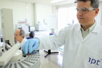 Miguel Papai, responsável pelo laboratório recém-acreditado, durante ensaio de análises químicas