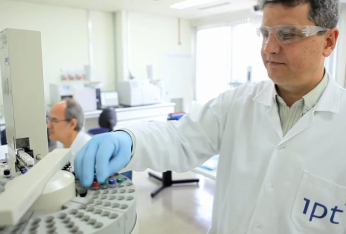 Miguel Papai, responsável pelo laboratório recém-acreditado, durante ensaio de análises químicas