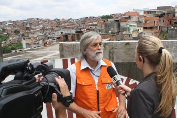 Eduardo Macedo dá entrevista à jornalista Sandra Redivo na zona leste de São Paulo