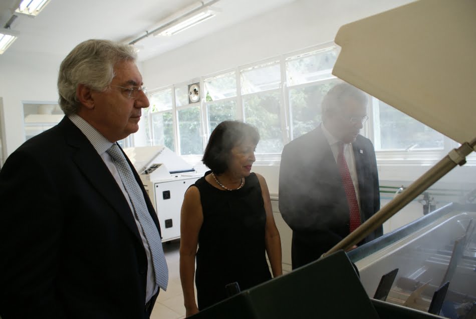 Visita oficial 2 Da esq. para a dir.: Guilherme Afif Domingos, Zehbour Panossian (responsável pelo Laboratório de Corrosão e Proteção) e João Fernando Gomes de Oliveira