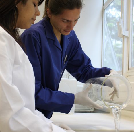 Tratamentos dos efluentes alcalinos e ácidos são executados separadamente no laboratório do IPT