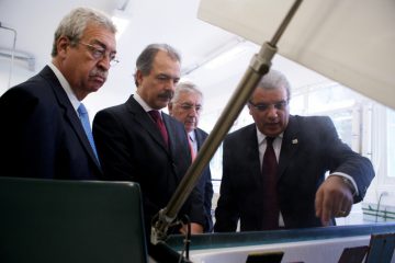 Ministro Mercadante (ao centro) visitou o IPT em fevereiro deste ano e conheceu a câmara de névoa salina do Laboratório de Corrosão e Proteção, que recebeu investimentos da Petrobras