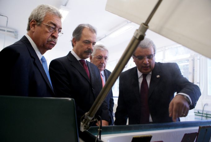 Ministro Mercadante (ao centro) visitou o IPT em fevereiro deste ano e conheceu a câmara de névoa salina do Laboratório de Corrosão e Proteção, que recebeu investimentos da Petrobras