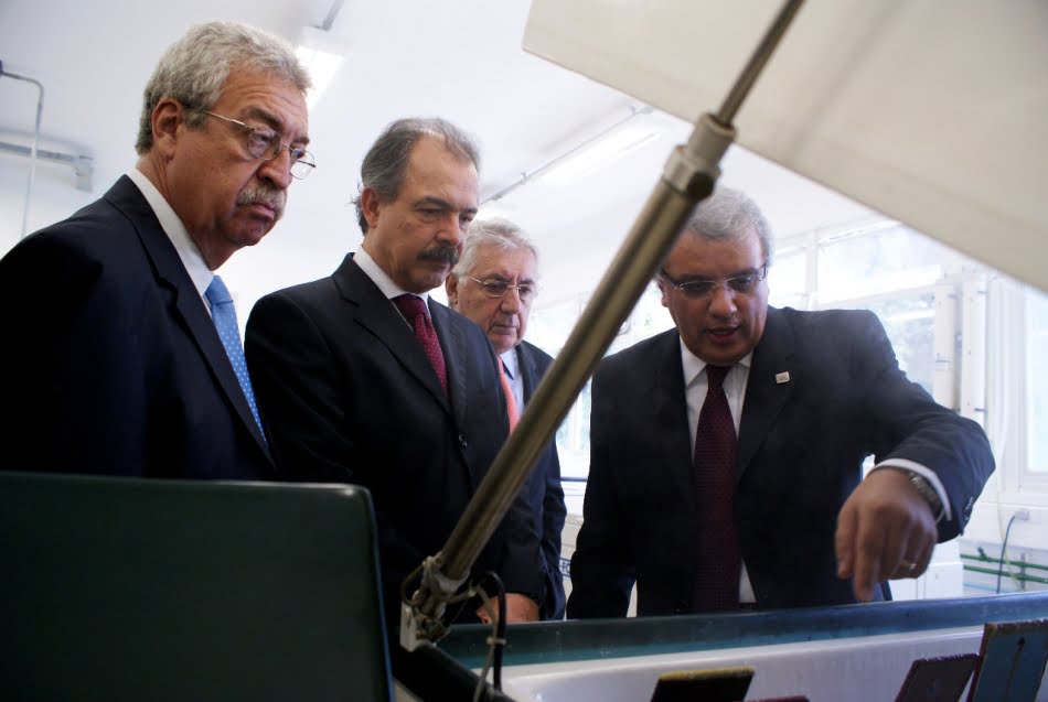 Ministro Mercadante (ao centro) visitou o IPT em fevereiro deste ano e conheceu a câmara de névoa salina do Laboratório de Corrosão e Proteção, que recebeu investimentos da Petrobras