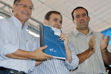 Governador Geraldo Alckmin na entrega da carta geotécnica: documento contém mapas e informações relevantes para o planejamento e a gestão territorial do município. Crédito foto: Sergio Andrade