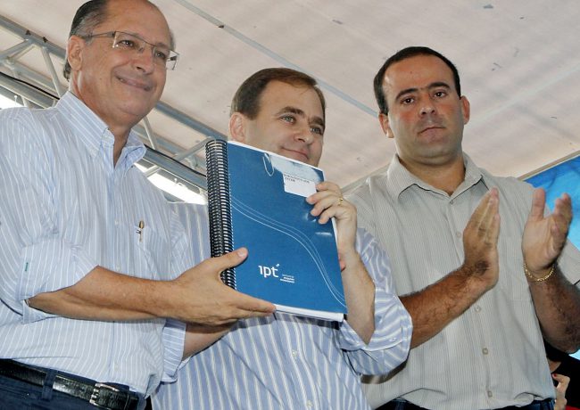 Governador Geraldo Alckmin na entrega da carta geotécnica: documento contém mapas e informações relevantes para o planejamento e a gestão territorial do município. Crédito foto: Sergio Andrade