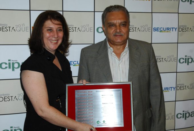 Luciana recebe o prêmio Destaque 2011 do engenheiro industrial e de segurança do trabalho da Confederação Geral dos Trabalhadores, Joel Félix. Crédito foto: Osiris Bernardino