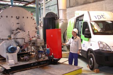 Pesquisador do IPT usa instrumentos de unidade móvel para avaliar emissão de MP em instalação industrial