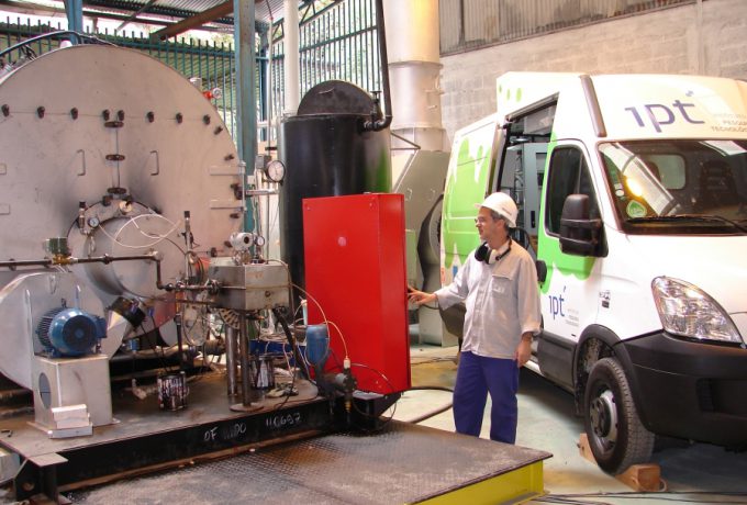 Pesquisador do IPT usa instrumentos de unidade móvel para avaliar emissão de MP em instalação industrial