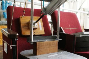 Sistema com cilindros pneumáticos simula a aplicação de carga em cadeira de auditório