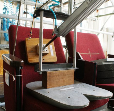 Sistema com cilindros pneumáticos simula a aplicação de carga em cadeira de auditório