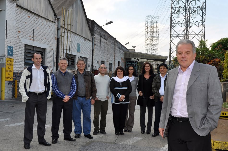 Cláudio Eboli (à frente) e equipe que trabalhará na descontrução dos prédios, entre os quais pesquisadores do IPT. Crédito foto: Maurício Pavan