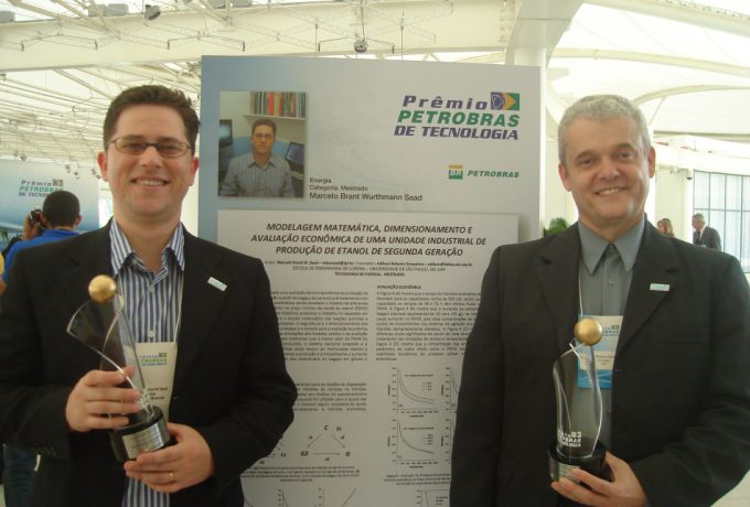 Marcelo (à esq.) e o orientador do mestrado, Adilson Roberto Gonçalves, da EEL-USP, no dia da premiação