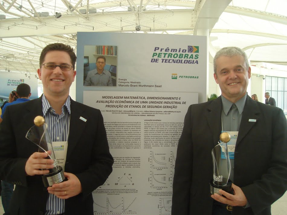 Marcelo (à esq.) e o orientador do mestrado, Adilson Roberto Gonçalves, da EEL-USP, no dia da premiação
