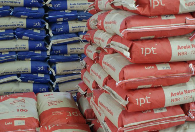 Cor das embalagens diferencia tamanho dos grãos da areia normal brasileira