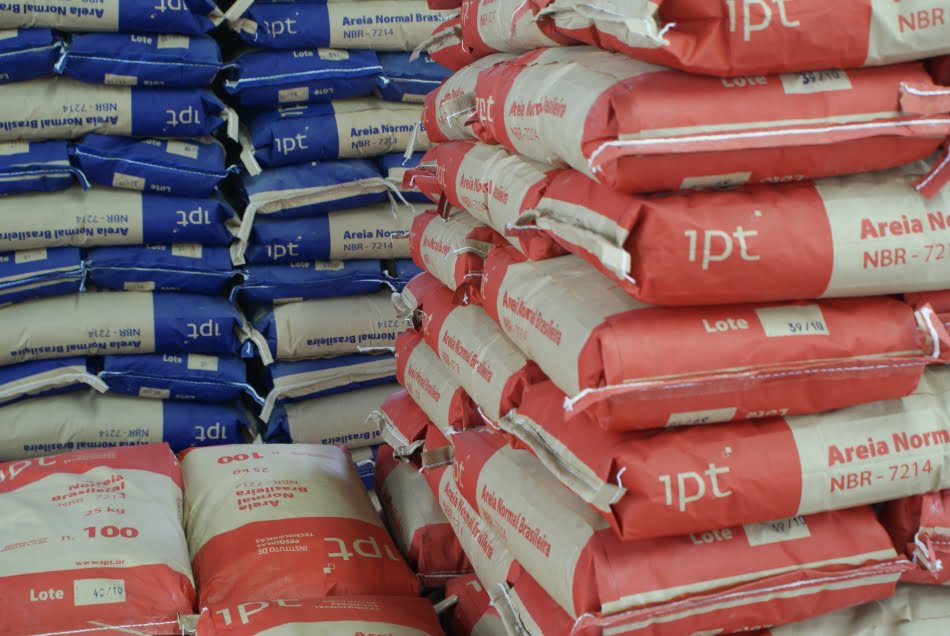 Cor das embalagens diferencia tamanho dos grãos da areia normal brasileira