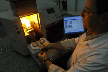 Determinação no laboratório de sódio por espectrofotometria de absorção atômica, que é aplicável em diversos materiais de construção civil