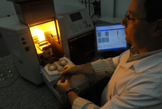 Determinação no laboratório de sódio por espectrofotometria de absorção atômica, que é aplicável em diversos materiais de construção civil