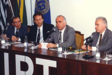 Lançamento do mestrado profissional do IPT em fevereiro de 1998: da esq. para a dir, Alberto Pereira de Castro (presidente do Conselho Administrativo do IPT na época), Emerson Kapaz (ex-secretário de desenvolvimento), Paulo Renato Souza e Flavio Fava (ex-secretário de desenvolvimento)