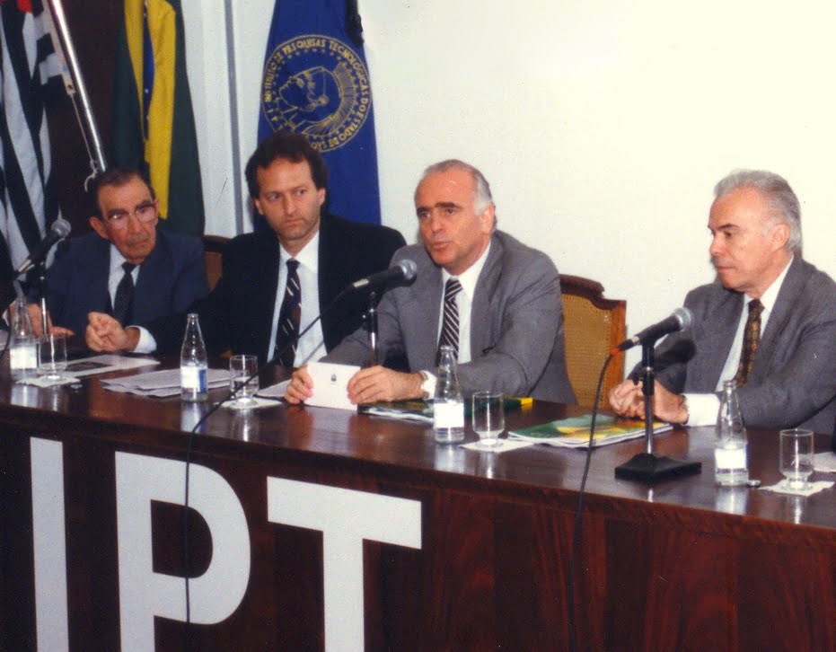 Lançamento do mestrado profissional do IPT em fevereiro de 1998: da esq. para a dir, Alberto Pereira de Castro (presidente do Conselho Administrativo do IPT na época), Emerson Kapaz (ex-secretário de desenvolvimento), Paulo Renato Souza e Flavio Fava (ex-secretário de desenvolvimento)