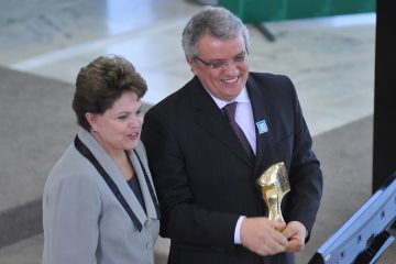 Presidenta Dilma Rousseff entrega o Prêmio Anísio Teixeira a João Fernando Gomes de Oliveira, por ocasião do 60º aniversário da Capes