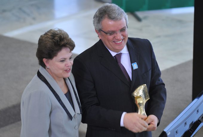 Presidenta Dilma Rousseff entrega o Prêmio Anísio Teixeira a João Fernando Gomes de Oliveira, por ocasião do 60º aniversário da Capes