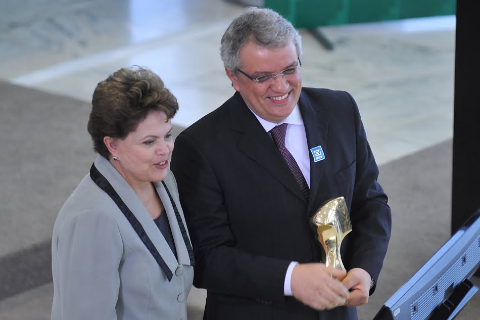 Presidenta Dilma Rousseff entrega o Prêmio Anísio Teixeira a João Fernando Gomes de Oliveira, por ocasião do 60º aniversário da Capes