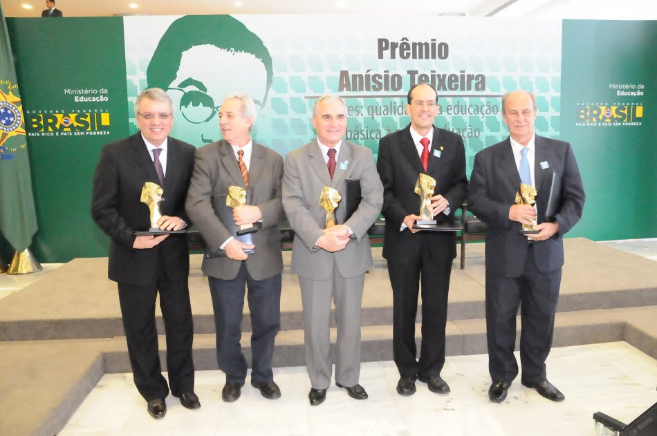 Homenageados com o Prêmio Anísio Teixeira: da esq. para a dir, João Fernando Gomes de Oliveira, Nelson Maculan Filho, Fernando Galembeck, Álvaro Toubes Prata e Luiz Bevilacqua
