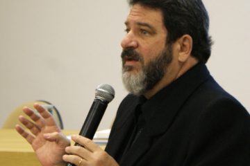 Cortella: ‘Um homem só deve olhar o outro de cima para baixo quando for para ajudar alguém a se levantar’