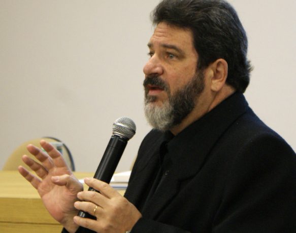 Cortella: ‘Um homem só deve olhar o outro de cima para baixo quando for para ajudar alguém a se levantar’