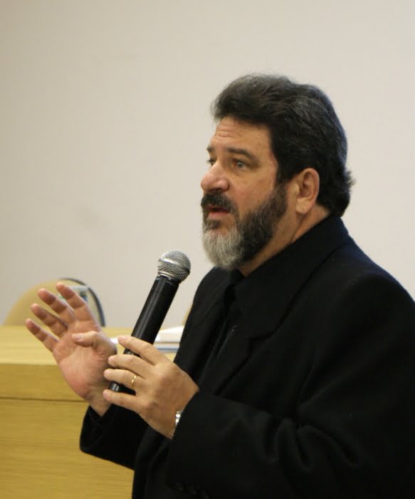 Cortella: ‘Um homem só deve olhar o outro de cima para baixo quando for para ajudar alguém a se levantar’