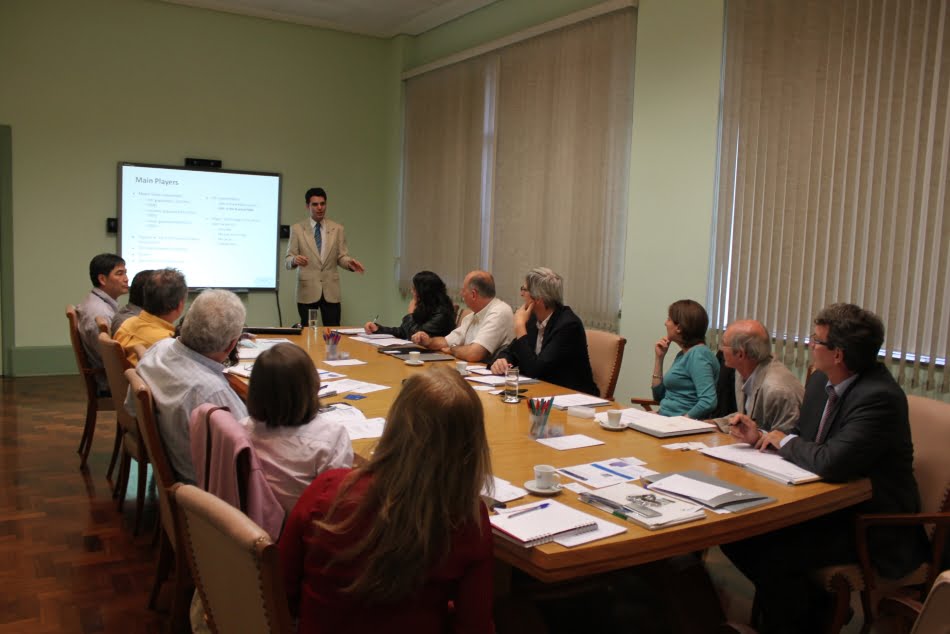 Eduardo Valle, da gerência de relações corporativas, apresenta possíveis áreas de parceria