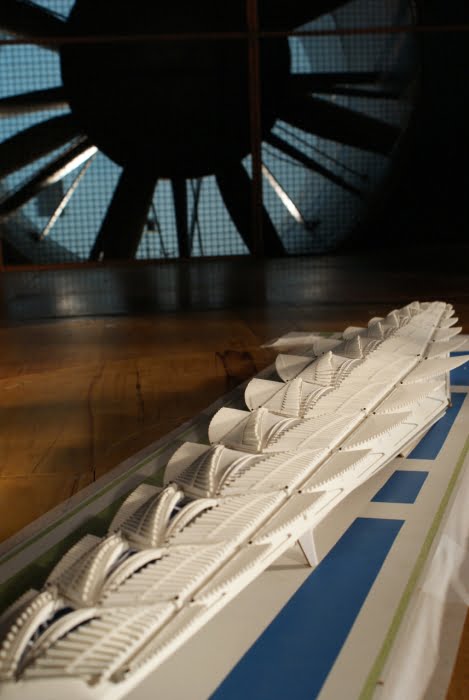 Museu tem um sistema construtivo que lembra um casco de navio invertido e o esqueleto principal da obra é formado em chapas de aço, com perfis de peso elevado