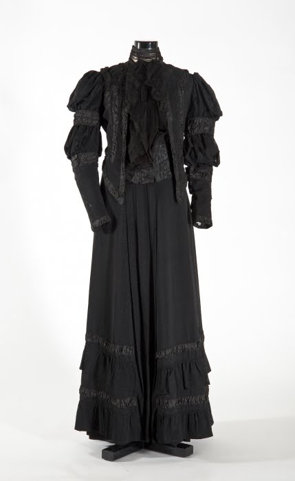 Pequenas amostras do tecido do vestido da Condessa do Pinhal foram fornecidas pelo Museu Paulista para análise no IPT